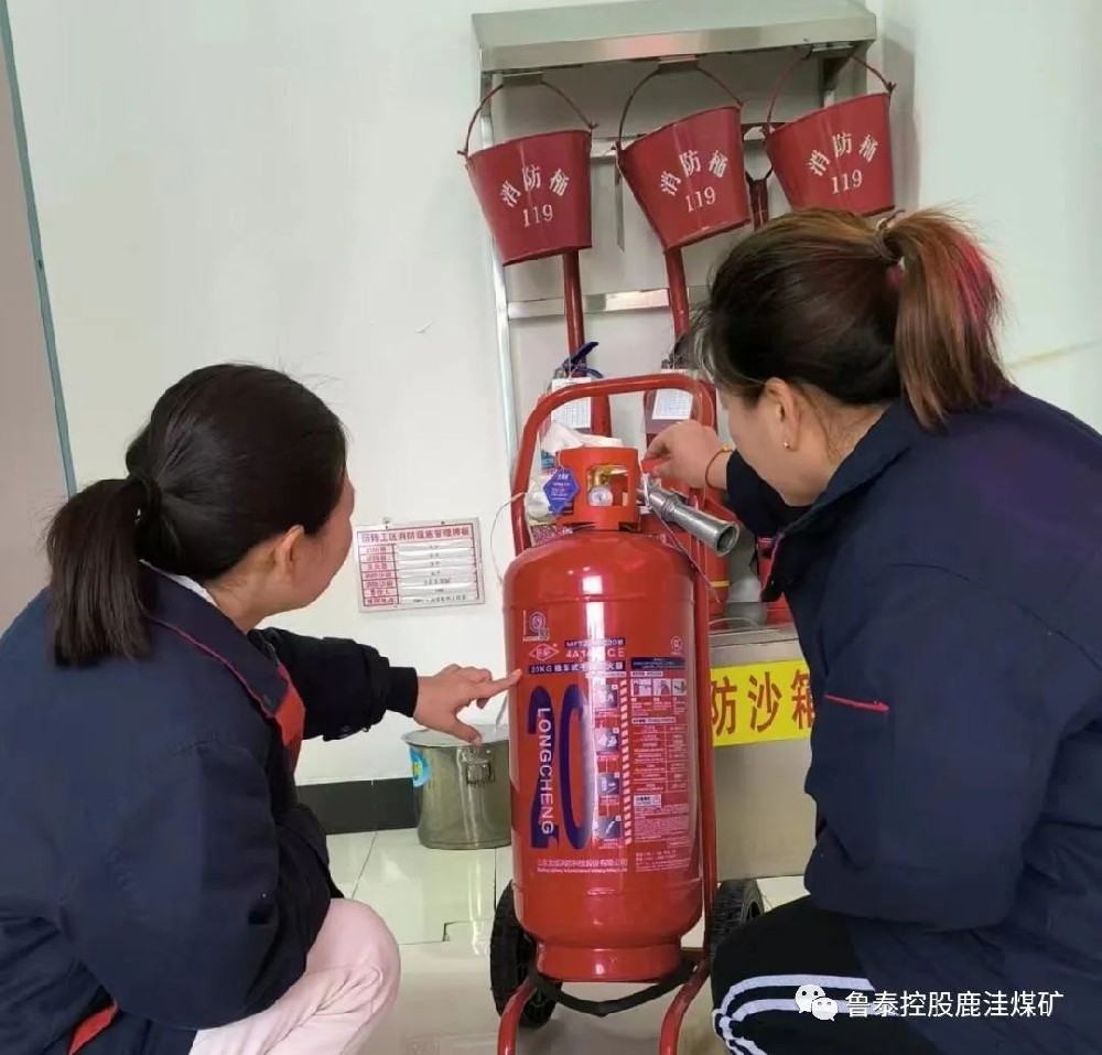 【圖片新聞】運轉(zhuǎn)工區(qū)35KV變電所模擬操作新型滅火器