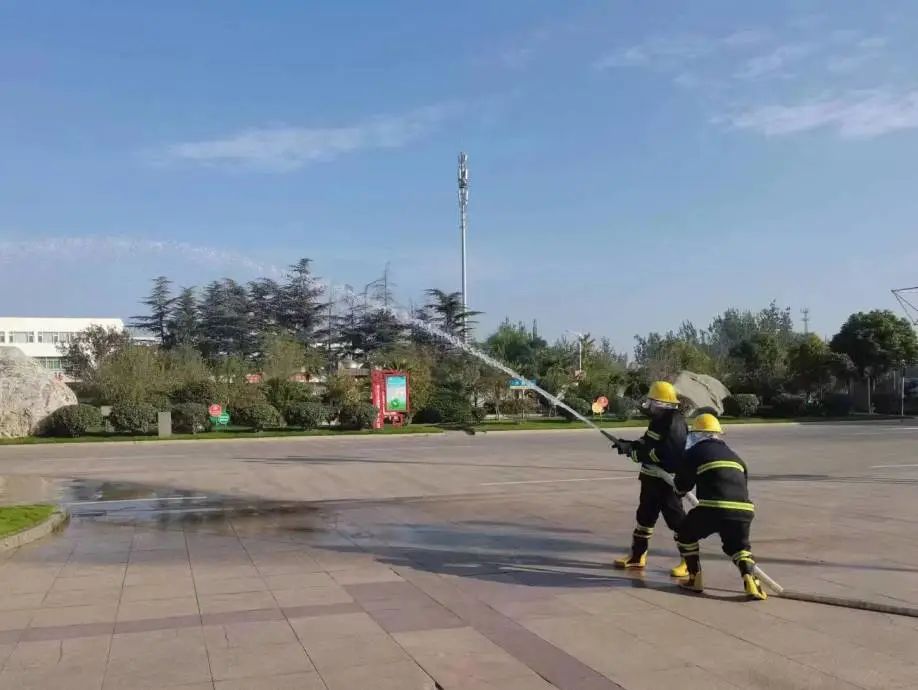 【圖片新聞】后勤服務(wù)中心經(jīng)警隊(duì)開展消防安全應(yīng)急演練防范于未“燃”