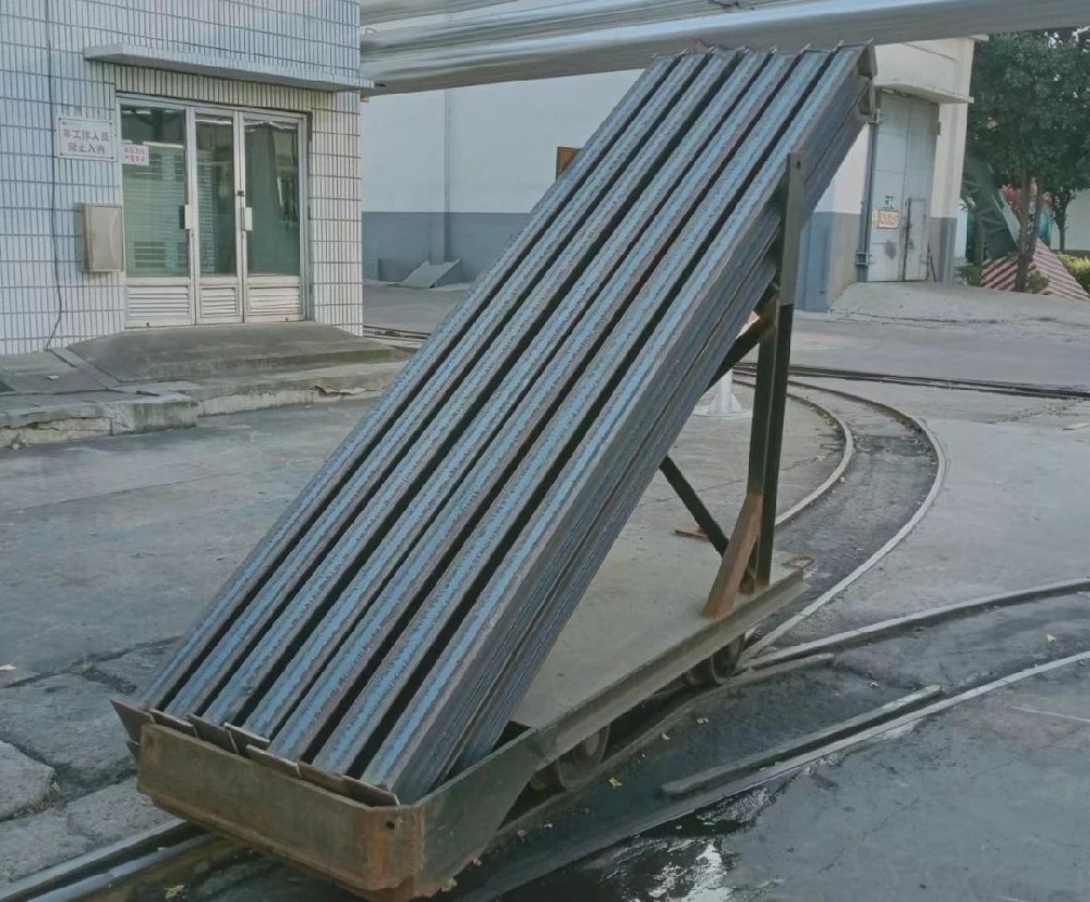 巧設(shè)計(jì) 促提升——鹿洼煤礦鋼梁運(yùn)輸專用車投入使用